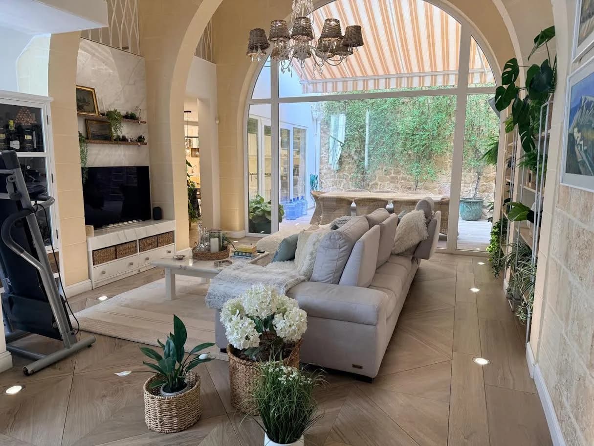 Luxury Restored 3 Bedroom House of Character in Birkirkara Malta — foto 13